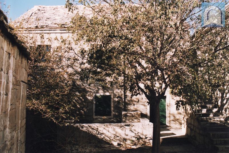 Zgrada Ivandića dvori, prva pučka škola