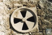 Ruža na pročelju stare crkve Gospe od zdravlja